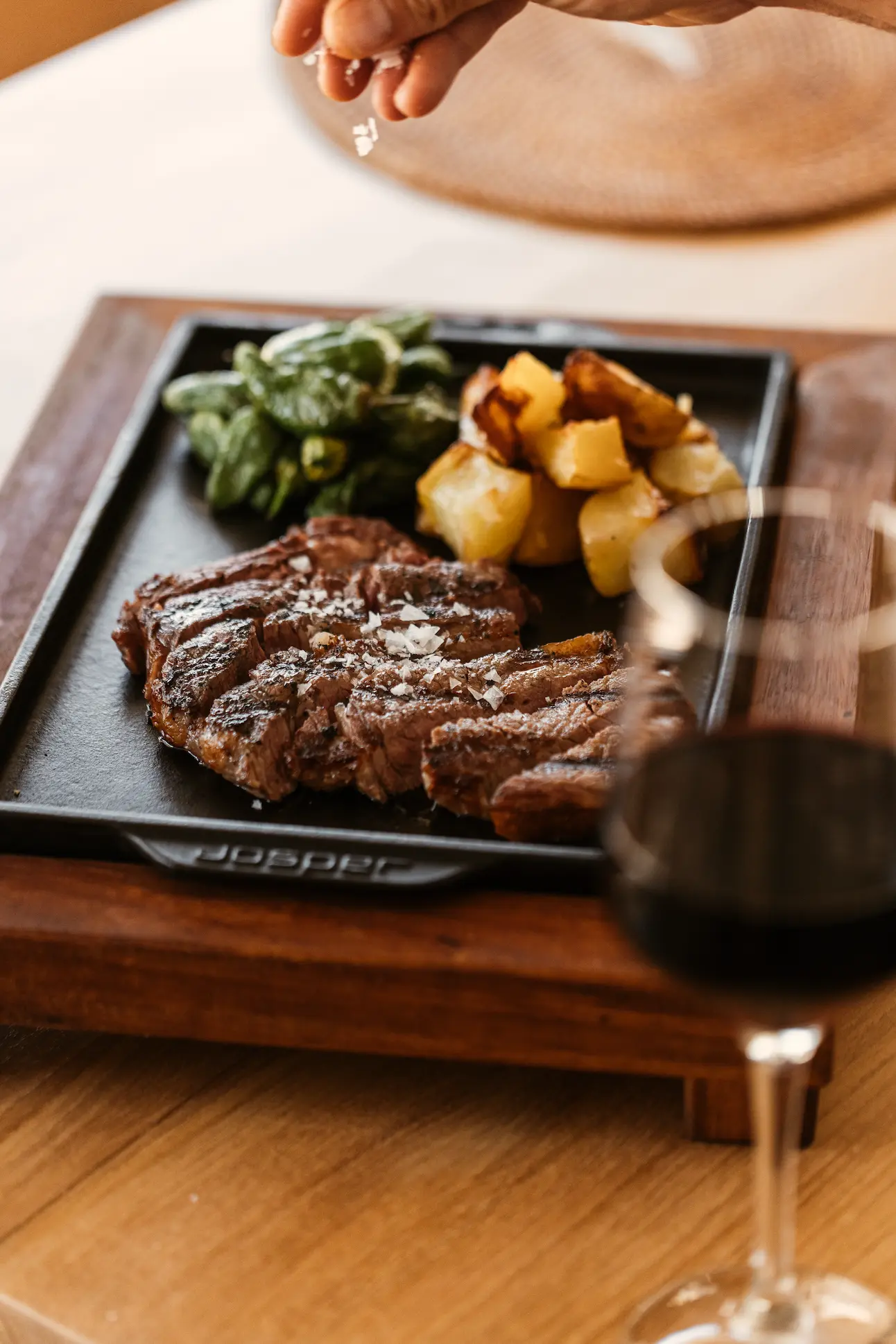 Gericht aus der mediterranen Speisekarte von Elements Ibiza